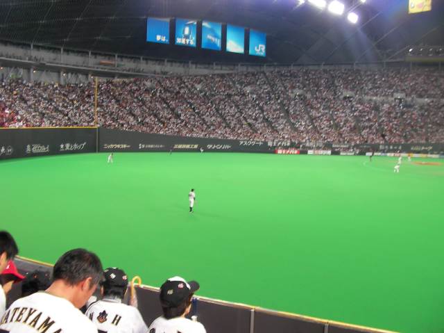 座席:101通路22列101番から撮影した内野席1塁側方面の風景