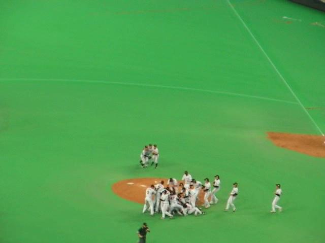 日本一決定直後、マウンドで喜び合うジャイアンツナイン(21時17分)