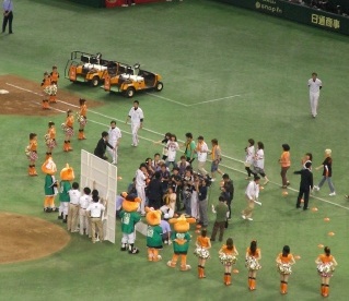 ヒーローインタビューを受ける坂本選手