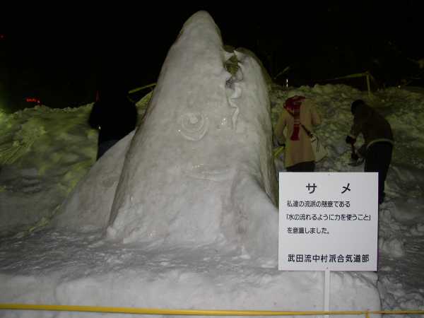 鮫の雪像