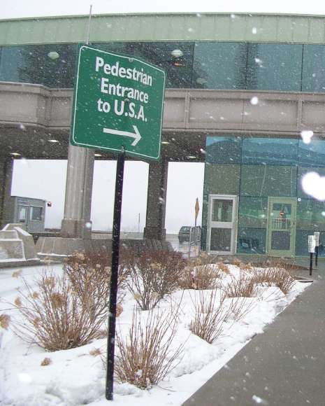 「Pedestrian Entrance to U.S.A（アメリカへの歩行者の入り口）」の標識