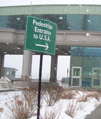「Pedestrian Entrance to U.S.A（アメリカへの歩行者の入り口）」の標識