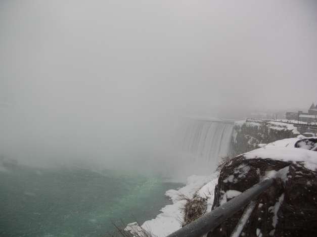吹雪の中のカナダ滝