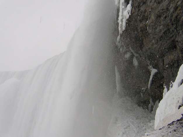 カナダ滝を横から撮影（アップバージョン）