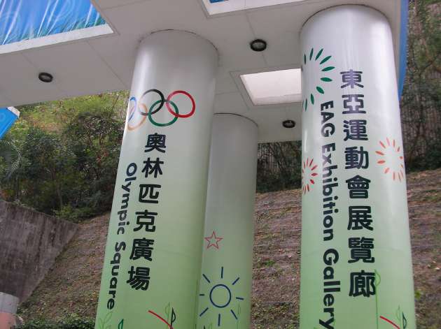 オリンピックスクエアの案内柱