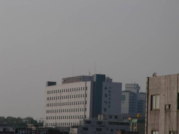 素砂駅から見えるカトリック大学聖歌病院