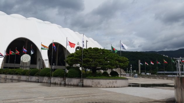 釜山アジアード主競技場前に掲げられている国旗