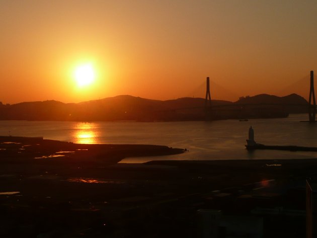 朝日と釜山港大橋