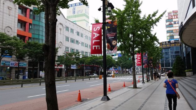 新世界百貨店 馬山店入口前の歩道