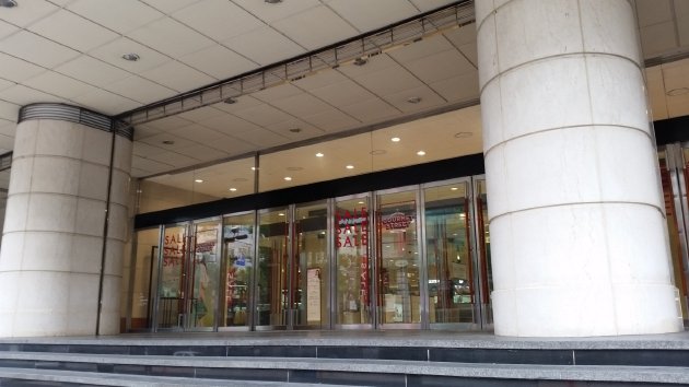 新世界百貨店 馬山店の入口