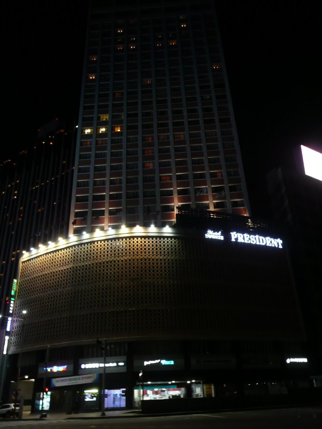 夜に撮影したプレジデントホテルの外観