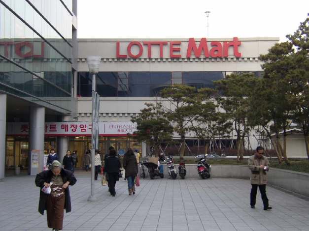 2006年に撮影したロッテマート（LOTTE Mart）　ソウル駅店の正面