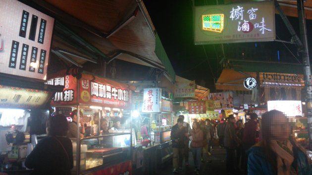グルメのお店が並ぶ瑞豊夜市の風景