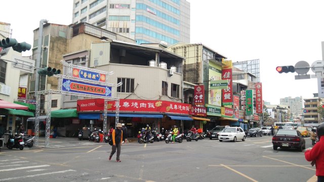 永楽市場から見た永楽焼肉飯の外観