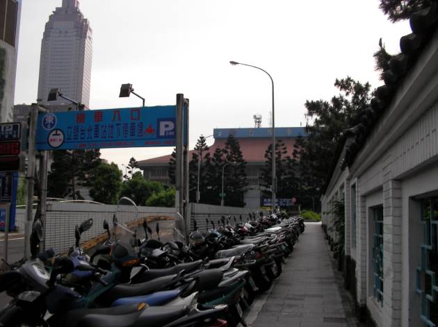台北駅のバイク駐輪場の一部