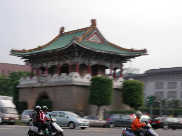 バイクに焦点があってぶれている東門