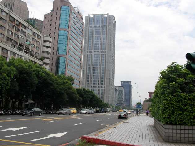 台北市議会の裏側の道