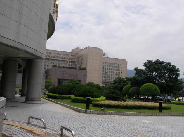 台北市議会前から撮影した台北市政府（写真：奥）
