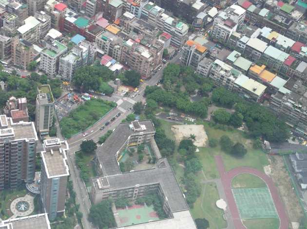 台北101の展望台から見える南方面の風景（一部分をアップ）