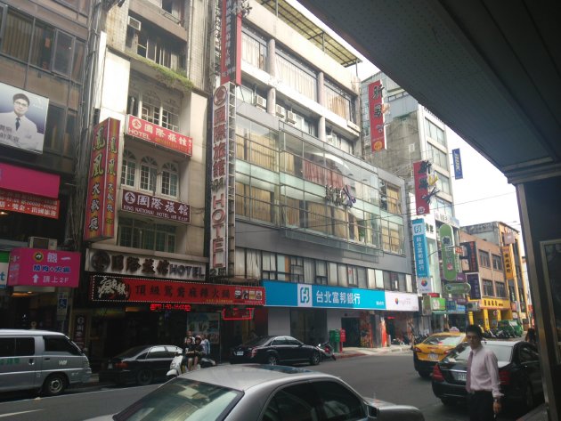 斜めから撮影した台北富邦銀行 西門支店の外観