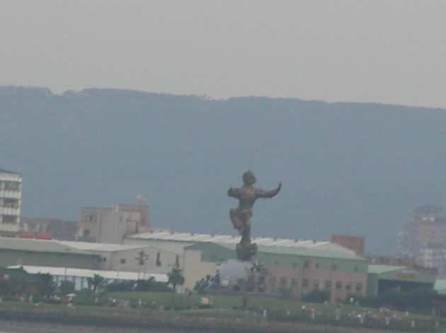 左岸公園にある不明な巨大像