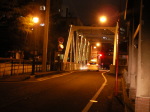 正面から撮影した出島橋の夜景