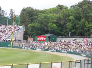 解放された外野席(円山球場)