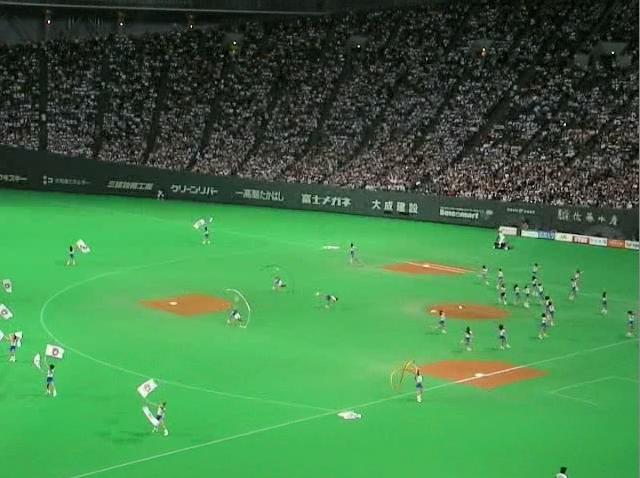 オープニングセレモニーで踊るファイターズガール(13時19分)