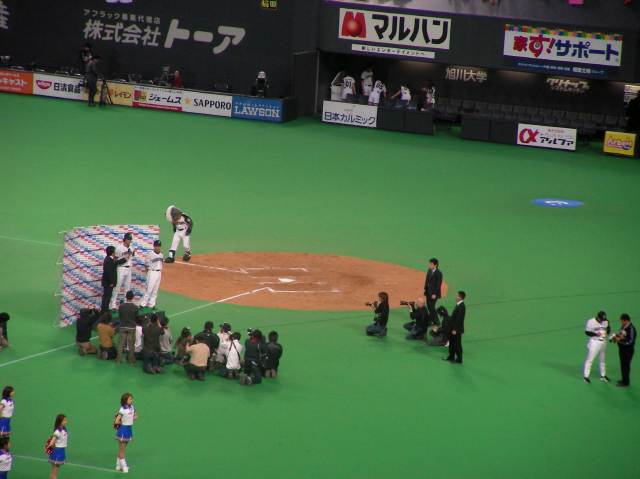 ヒーローインタビューを受けるダルビッシュと鶴岡(16時34分)