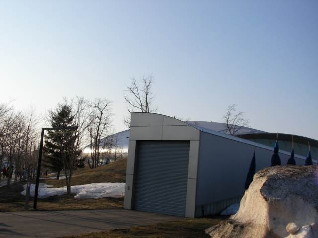 雪が残る札幌ドーム周辺