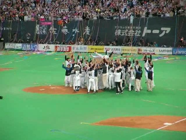 胴上げされる梨田監督