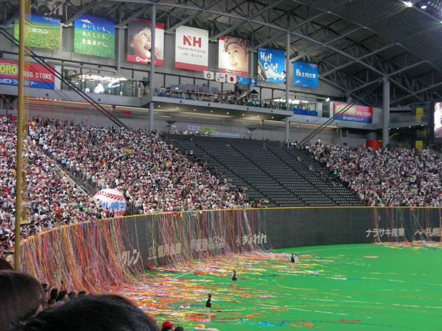 優勝直後のレフトスタンドの風景