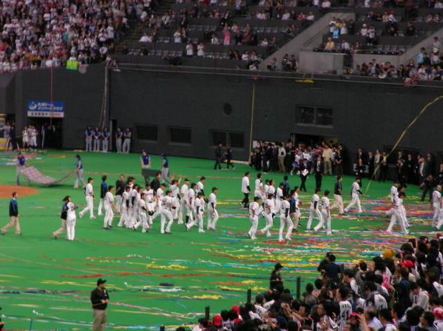 ベンチに引き上げる日ハムナイン