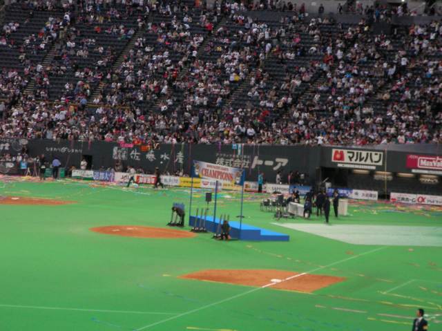 マウンド付近に設置された優勝セレモニー用のステージ