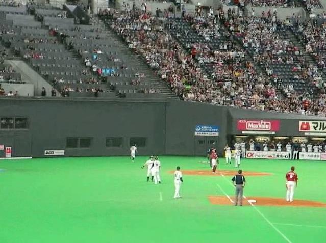 代走を送られ、坪井選手と抱擁する小田選手