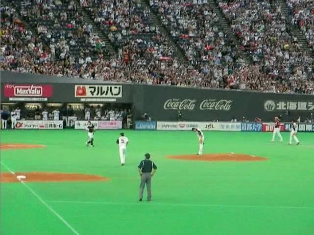 マウンドでお辞儀をする伊藤選手