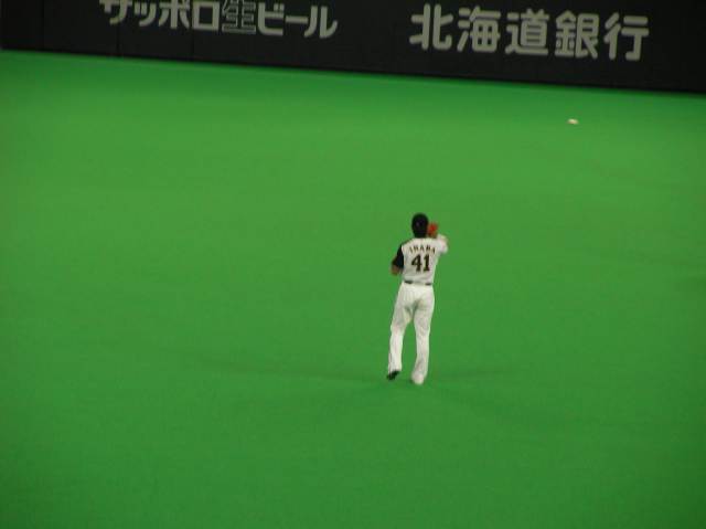 ボールを受け取る稲葉選手