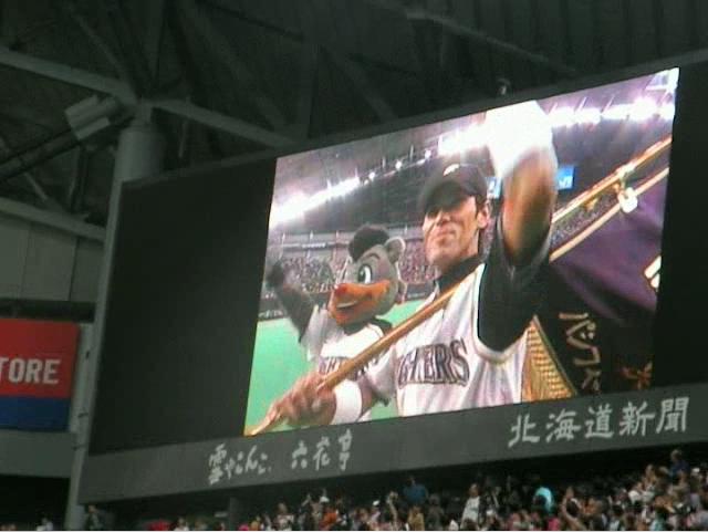 優勝旗を持って挨拶をする稲葉選手