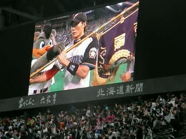 優勝旗を持って挨拶をする糸井選手