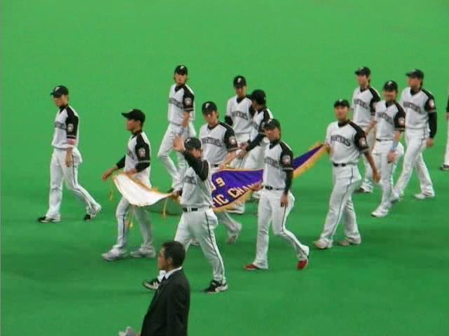 ペナントを持って声援にこたえる日ハムナイン