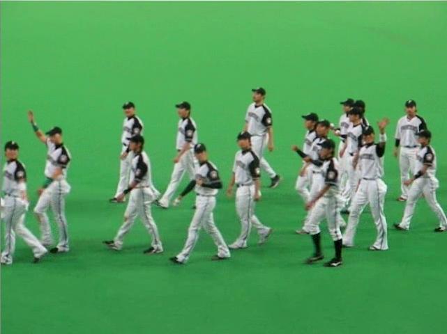 手を振って声援にこたえる日ハムナイン