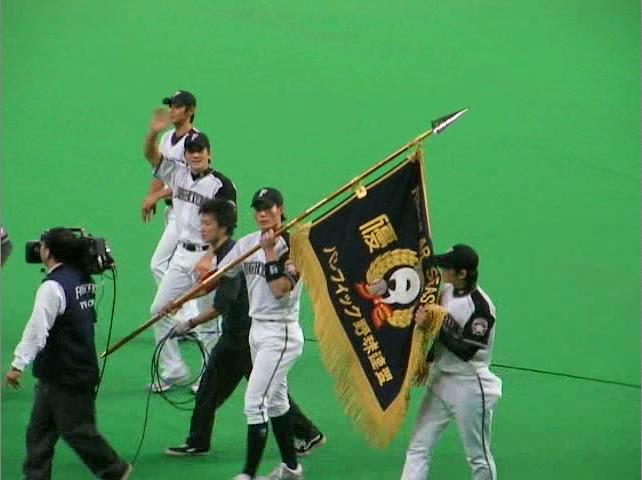 優勝旗を持って声援にこたえる糸井選手