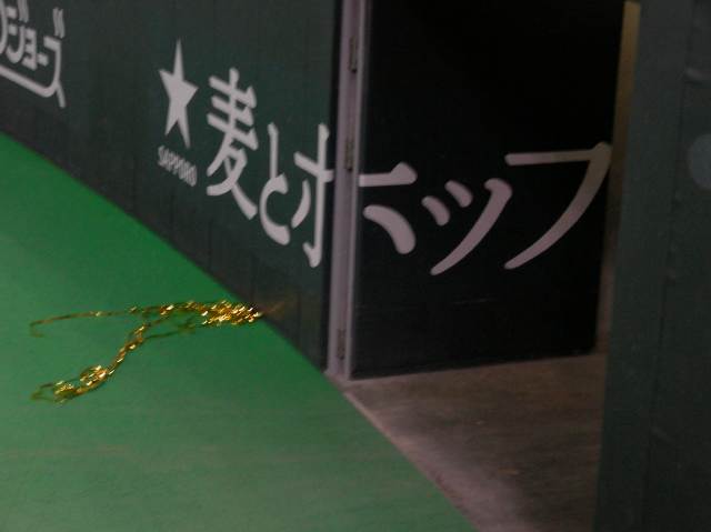 勝利の金テープと開いた状態の外野フェンス