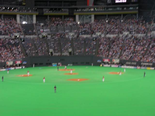 マウンド全体を撮影した写真（ピッチャは岩隈）