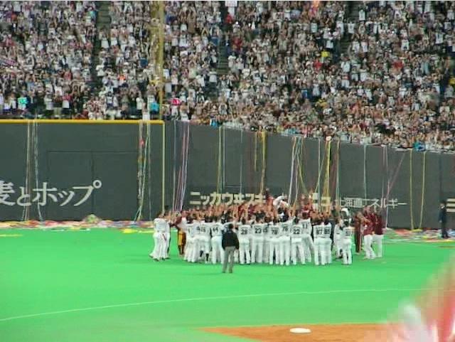 両チームによる野村監督の胴上げ