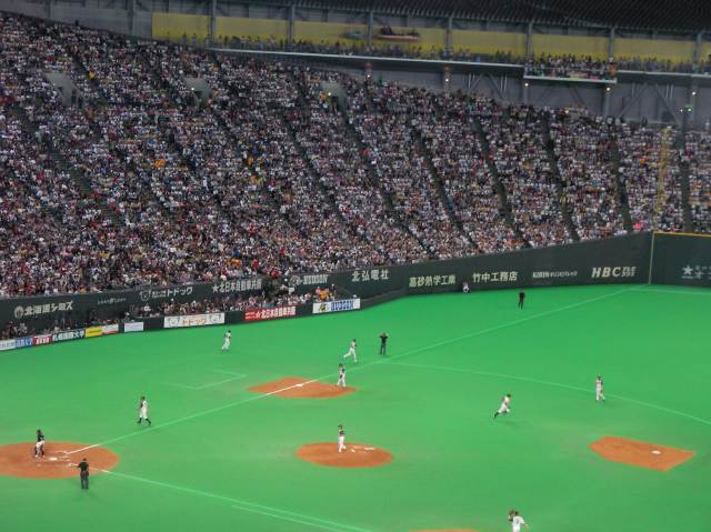 9回表の守備につく日本ハムナイン（20時56分）