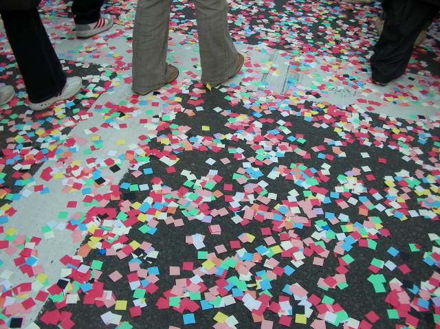 路上に散らばった紙吹雪