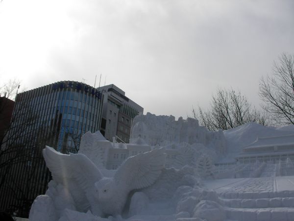 大雪像「観光王国宣言!北海道」の正面左側部分