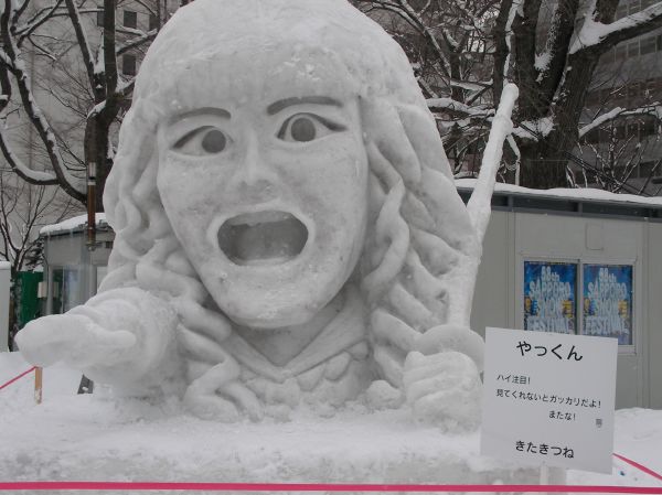 第58回さっぽろ雪まつりの小雪像「やっくん」