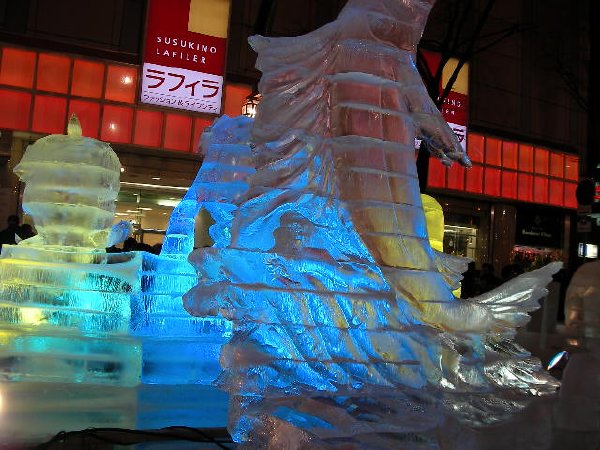 ライトアップされた氷像
